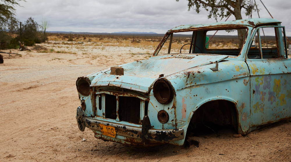 rusty-car-in-the-desert